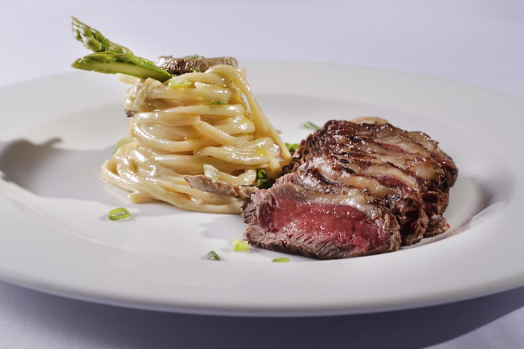 Sheraton Reserva Do Paiva Кабу-ди-Санту-Агостинью Экстерьер фото A steak prepared sous-vide